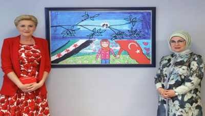 Emine Erdoğan, Polonya Cumhurbaşkanı Duda’nın eşi Kornhauser Duda ile PIKTES Ofisi’ni ziyaret etti