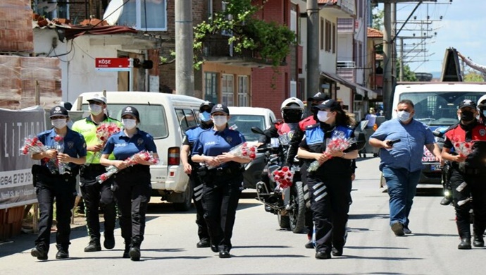 Polisten Ağlatan Jest: Siren Seslerini Duyan Balkonlara Koştu