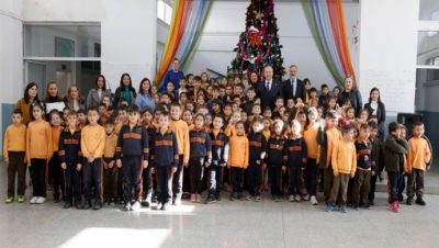 Cumhurbaşkanı Ersin Tatar, Güzelyurt Kurtuluş İlkokulu’nu ziyaret ederek yeni yılı kutladı