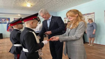 Дарья Лантратова вручила погоны кадетам Краснодонской школы