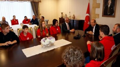 Cumhurbaşkanı Ersin Tatar, Su Sporları Federasyonu sporcularını ve antrenörleri kabul etti