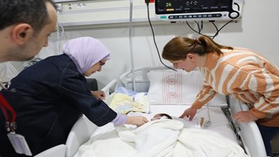 Emine Erdoğan, Ankara’ya getirilen depremzede bebekleri ziyaret etti