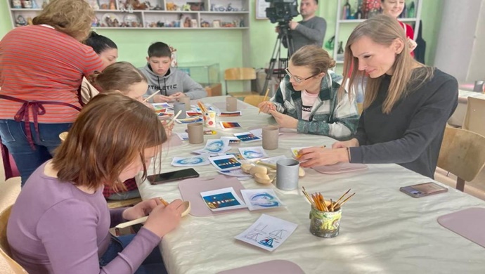 В Ямало-Ненецком автономном округе «Единая Россия» провела мастер-класс по росписи дерева для семей участников СВО