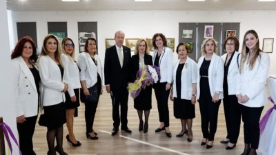 Cumhurbaşkanı Ersin Tatar eşi Sibel Tatar ile birlikte, Girne Özgürada Lions Kulübü tarafından düzenlenen “Kadın Dünyasından Renkler” isimli geleneksel resim sergisinin açılışına katıldı