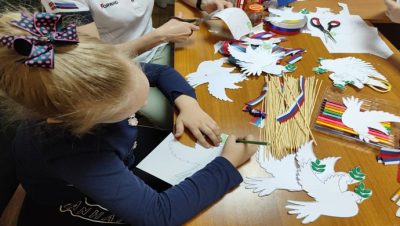 «Единая Россия» организовала мастер-класс «Голубь мира» для детей из многодетных семей