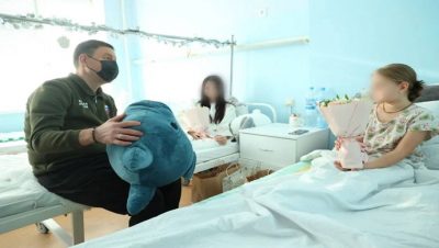 Andrei Turchak ve Vyacheslav Gladkov, 30 Aralık’ta Belgorod’daki bir hastanede bombardıman sırasında yaralanan çocukları ziyaret etti