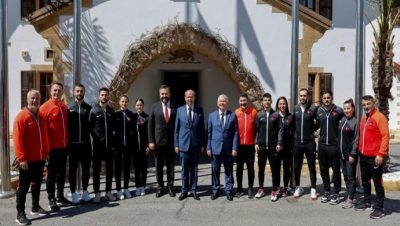 Cumhurbaşkanı Ersin Tatar, Türkiye Karate Federasyonu Başkanı Aslan Abid Uğuz ve sporcuların da yer aldığı heyeti kabul etti.