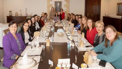 Cumhurbaşkanı Ersin Tatar’ın eşi Sibel Tatar, 8 Mart Dünya Kadınlar Günü dolayısıyla Cumhurbaşkanlığında engelli anneler ve engelli kadınlara yemek verdi