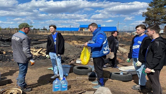 Birleşik Rusya Genç Muhafızları aktivistleri Irkutsk bölgesindeki yangın mağdurlarına yardım ediyor