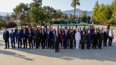 Cumhurbaşkanı Ersin Tatar, 20 Temmuz Barış ve Özgürlük Bayramı kutlamaları kapsamında Dr. Fazıl Küçük Anıt Mezarı’nda düzenlenen törene katıldı