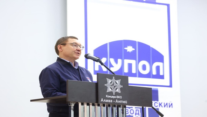 Vladimir Yakushev, Izhevsk’teki Kupol fabrikasının çalışanlarına Birleşik Rusya parti kartlarını takdim etti
